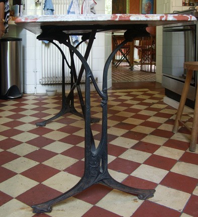 Pied de table GA en fonte par Guimard. Coll. part.