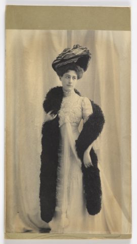 Portrait de femme en pied, s.d. Photographie. Haut. 20,6 cm, larg. 13,2 cm. Cooper-Hewitt Museum. Don de madame Guimard. Inv. 18411111.