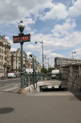 Accès de métro à la station Gare de Lyon. Les droits patrimoniaux de la balustrade de Guimard sont tombés le 1er janvier 2013, ceux du candélabre Dervaux tomberont le 1er janvier 2015. Pour leur part, les droits moraux associés à l'une et à l'autre sont éternels.