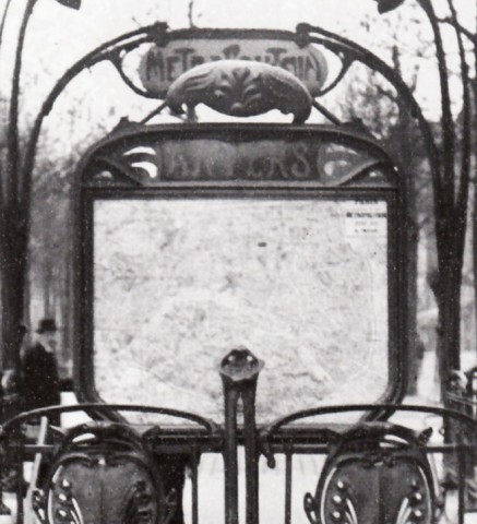 Détail d’une photo de l’entourage à écussons de la station Anvers. Après 1913. Photo coll. part.
